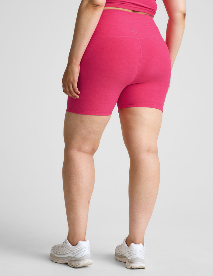 Rear view of fuchsia marled Spacedye Keep Pace 5" Short, showing the high-waisted fit and 5-inch inseam on a model.