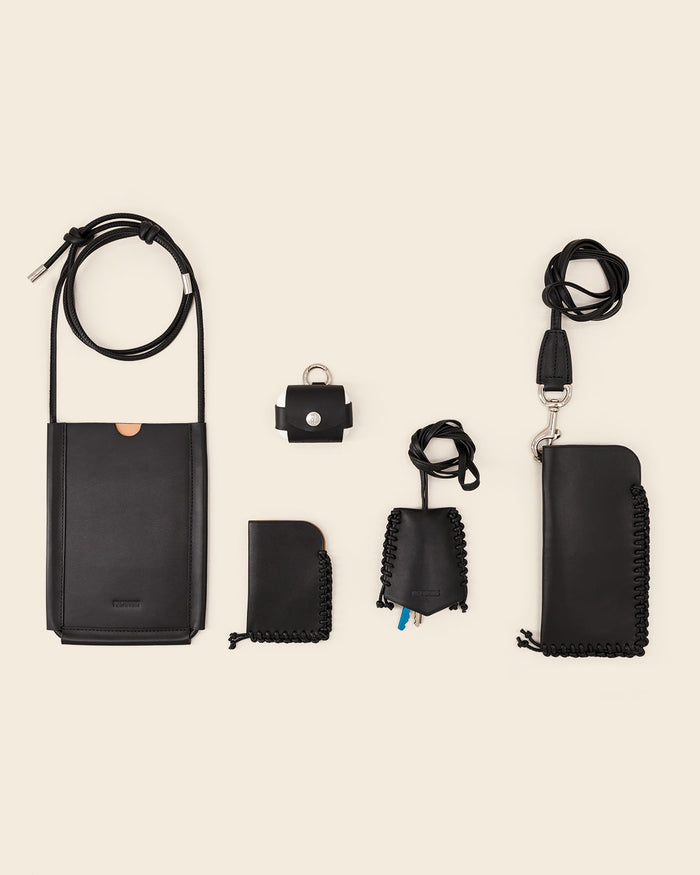 YARI 2.0 - Universal AirPods Case - Black Leather
